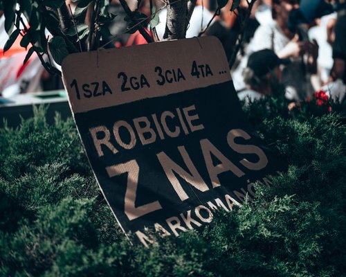 Poranny relaks na zewnątrz, dbanie o postawę