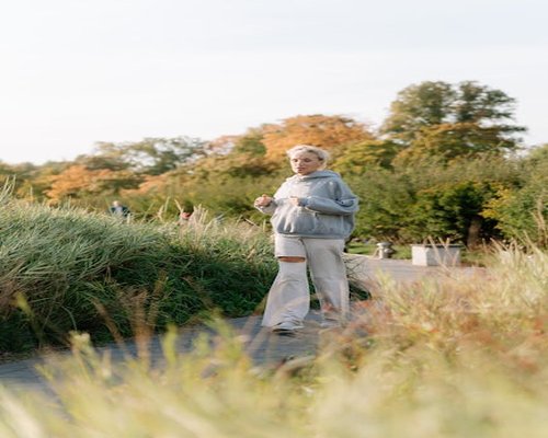 Osoba ciesząca się spacerem po parku w wygodnym stroju